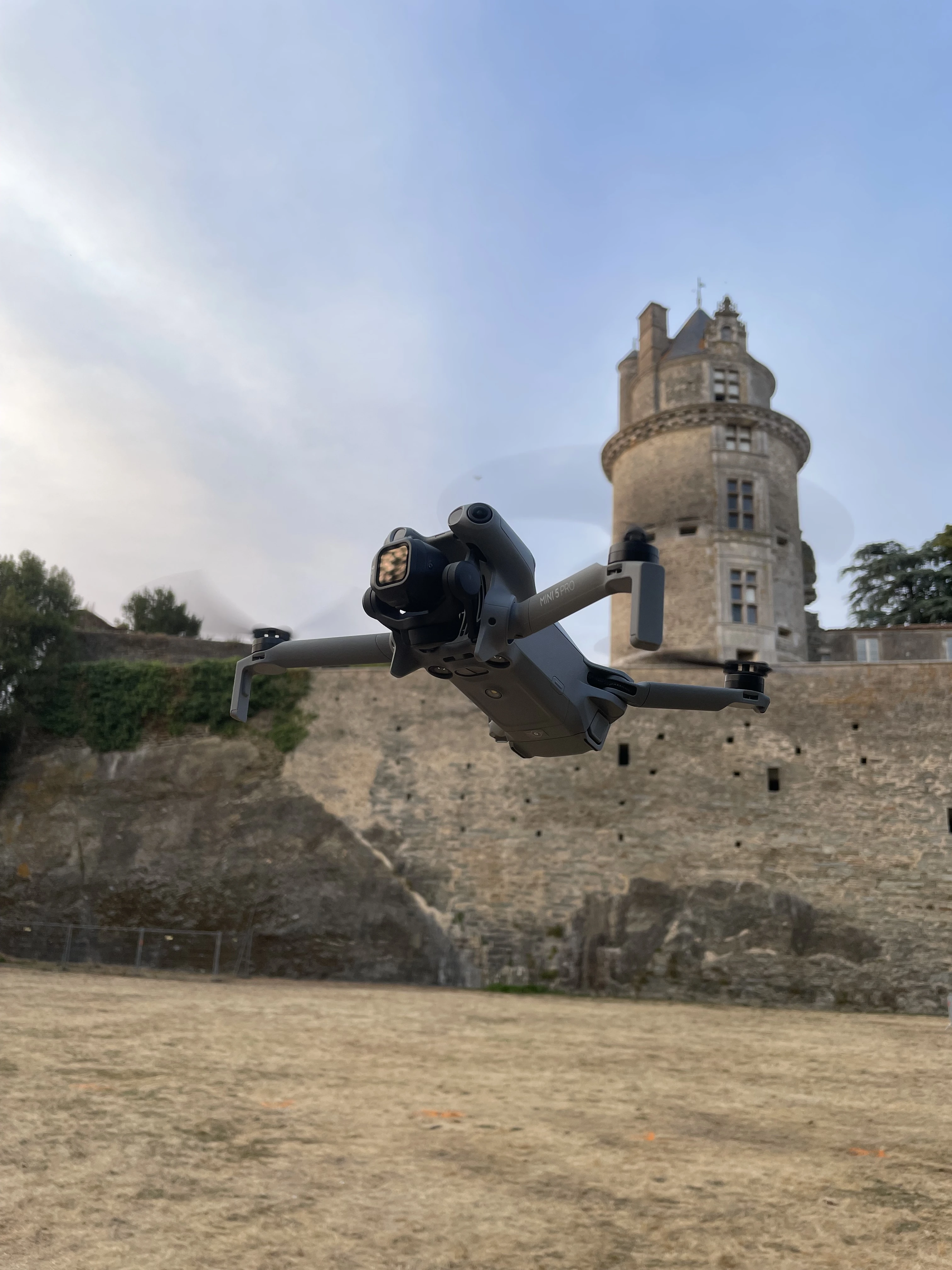 Vue du drone dji mini 5 pro devant le Chateau d'Apremont, Vendée