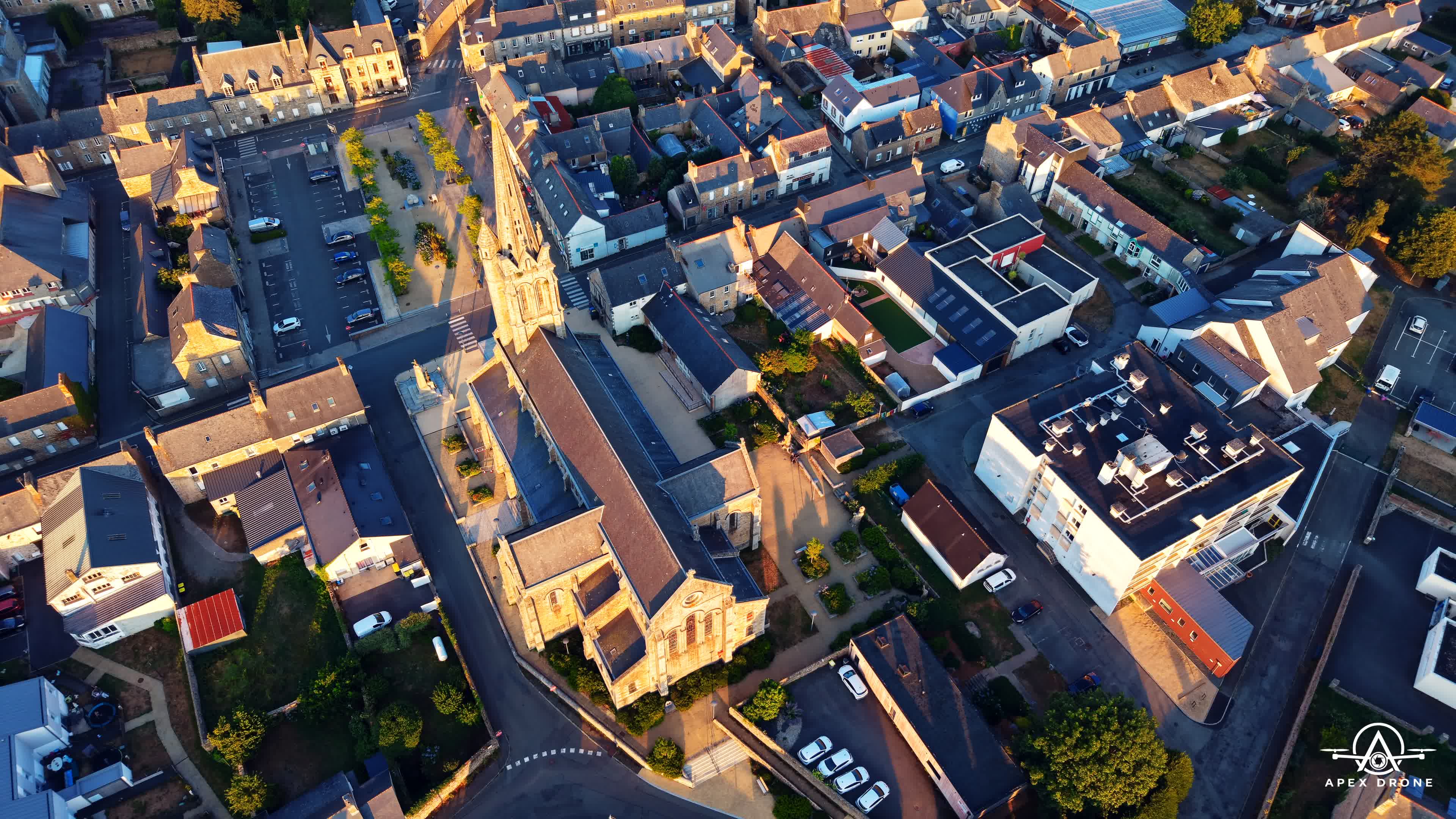 Prise de vue aérienne par drone de l'Eglise de Bégard en Bretagne, Côtes d'Armor.