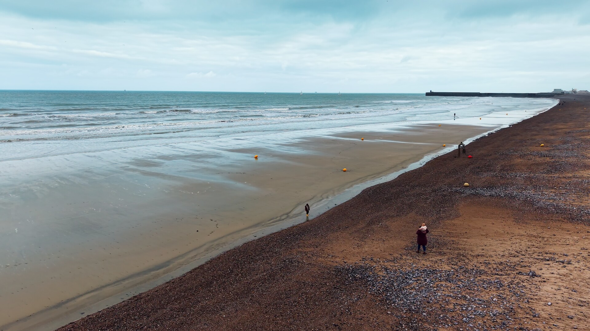 Miniature - plage de Dieppe vue par drone.